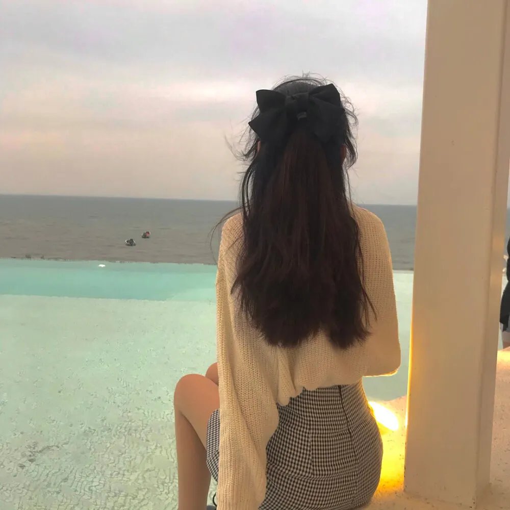 虚拟小姐在看着你